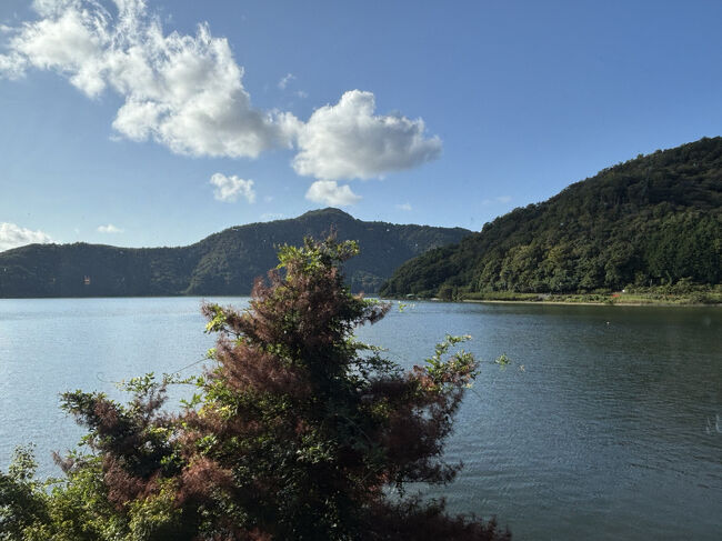ご主人が窓際に私たちにしあ夫婦を呼んで、水月湖の奥に見えるあの山を指さしました。<br />梅丈岳という山です。