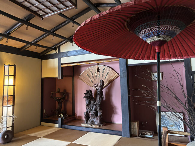 宿のほぼ中央にあるロビーに案内されました。