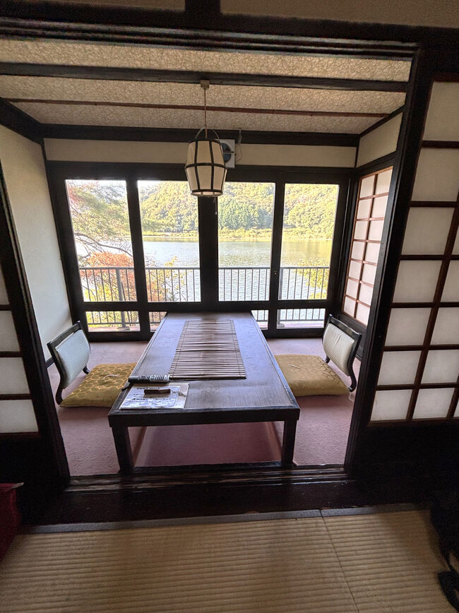 こちらは奥の湖側のお部屋。