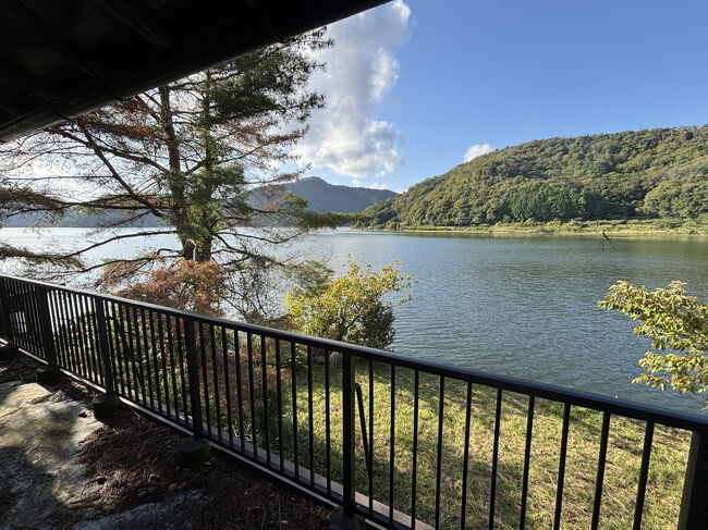 部屋の窓から見える水月湖の景色です。