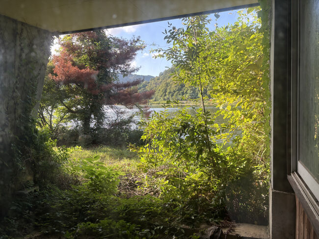 内湯からの外の景色です。<br />チラッと湖面が見えます。<br />グラウンドレベルがほぼ一緒ですね。