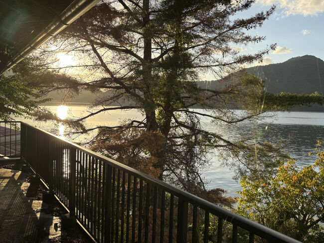 水月湖の奥の山に陽が沈みます。