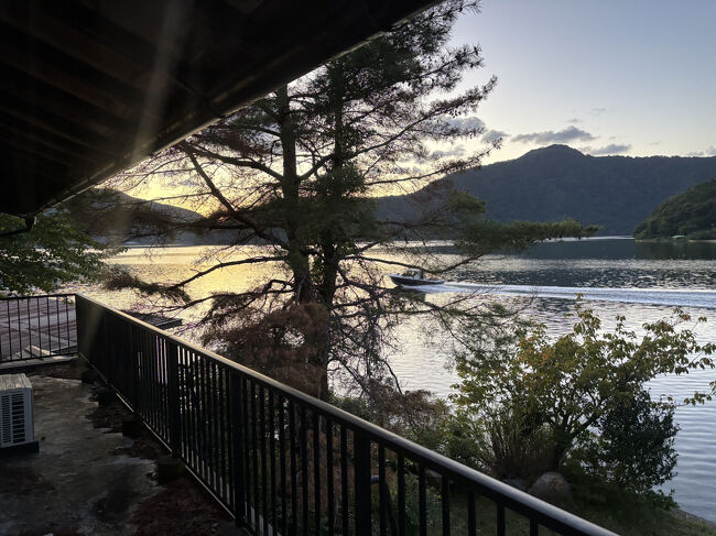 陽が落ちたあとの余韻を楽しみます。