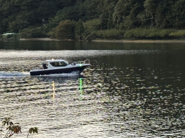 モーターボートがやってきました。<br />生活の脚のモーターボートでしょうか？