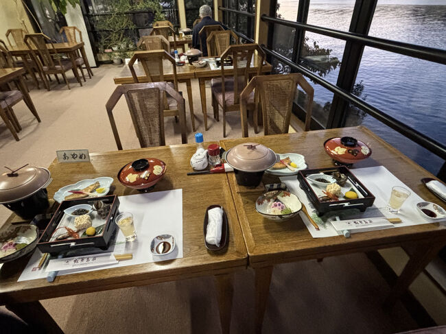 陽が沈んだら18時。<br />夕飯の時間です。<br />ロビー横のレストランにやってきました。<br /><br />皆さん、西に向かって座って戴くのですね。<br />シニア夫婦も向き合わずに横に並んで西を向いて席に座ります。