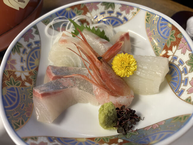 刺身の盛り合わせです。<br />アカイカ<br />タイ<br />甘えび<br />カンパチ