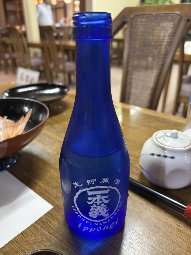 部屋でずっとビール飲んでいたので、一本義という福井の勝山のお酒を冷で戴きます。