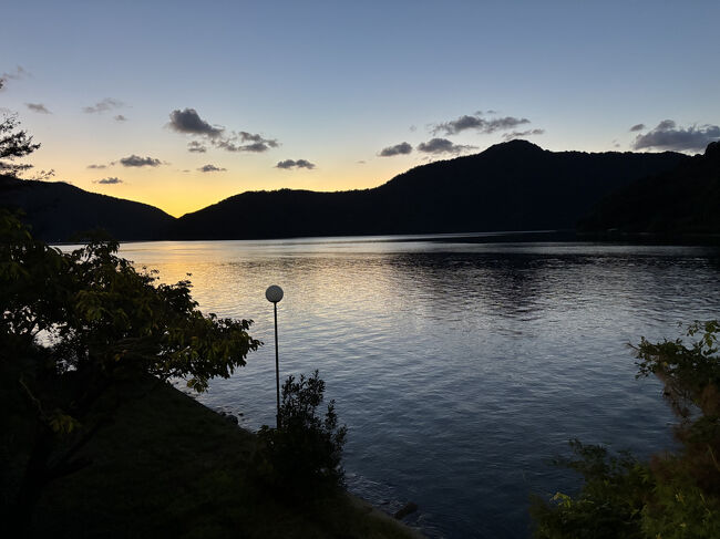 外を眺めると、こんな素敵な時間。<br />皆さんの席が並んで西を向いている理由が判りました。<br />この素晴らしい夕景を見せるためなのですね。