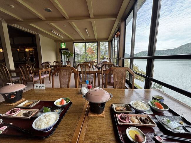 温泉のあと、部屋でマッタリしていたら朝食の時間になりました。