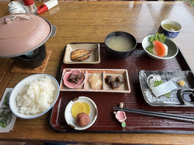 いただきま～す！<br /><br />刺身も焼き魚も新鮮で美味しかった～