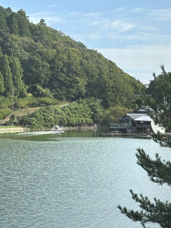 おっ！<br />モーターボートが水路に入って行きます。