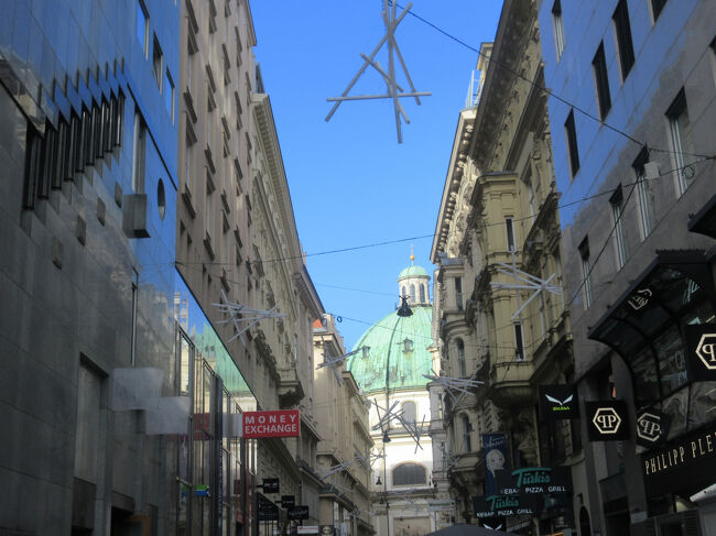 奥に見えるのは