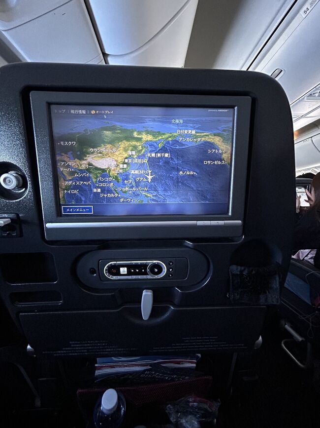 グアムまで３時間40分くらいかなぁ<br />ビジネスも考えたけどせっかく安いチケット買ったしフライトが短いのでやめました