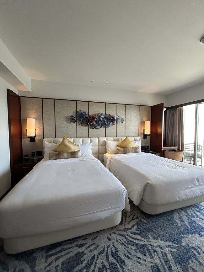 お部屋はクイーンベッド2台のツイン<br />お部屋のドアを開けると自動でカーテンが開く！感動的なシステム高級感マックスです<br />カーテンの向こうにはバルコニーとタモンビーチビュー