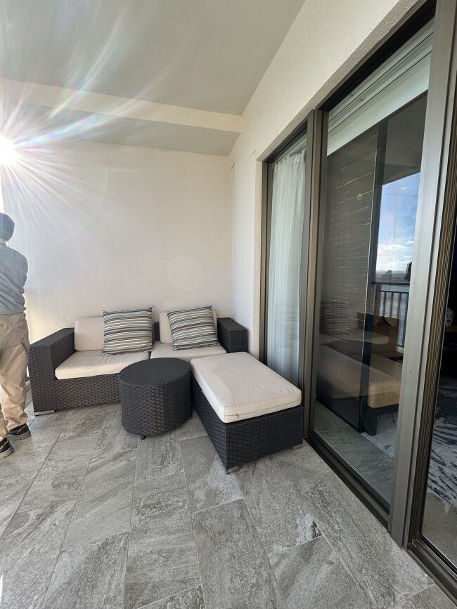 テラスにソファーもあり，お部屋にもソファーあり、シャワールームとバスタブもあって快適