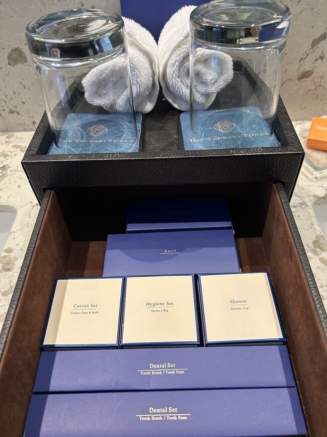 アメニティはこんな感じ<br />シャンプーとかは大きなボトルが固定されてました。<br />冷蔵庫の飲み物は一回は無料だと言っていたと思います<br />水はいくらでも追加できます、オーダーはテレビでできます