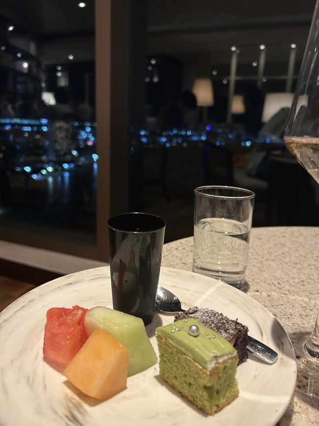 カクテルタイムにはラウンジで十分です<br />写真にはフルーツですが食べ物もあります