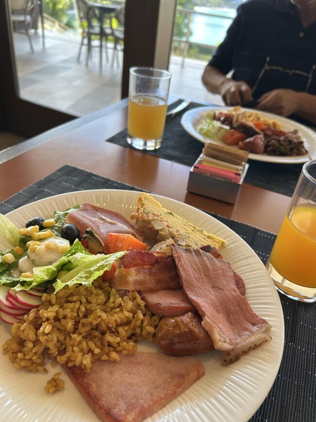 毎回上手に盛り付けできない朝食<br />あまりに沢山の種類があるのでこうなる<br />朝からお肉たっぷりの朝食<br />その後フルーツやケーキやアイスも食べ放題<br />こんな幸せと外にはタモンビーチか！<br />帰りたくない