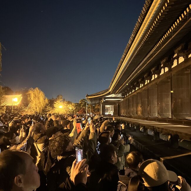 風神像前はこんな混雑ぶり