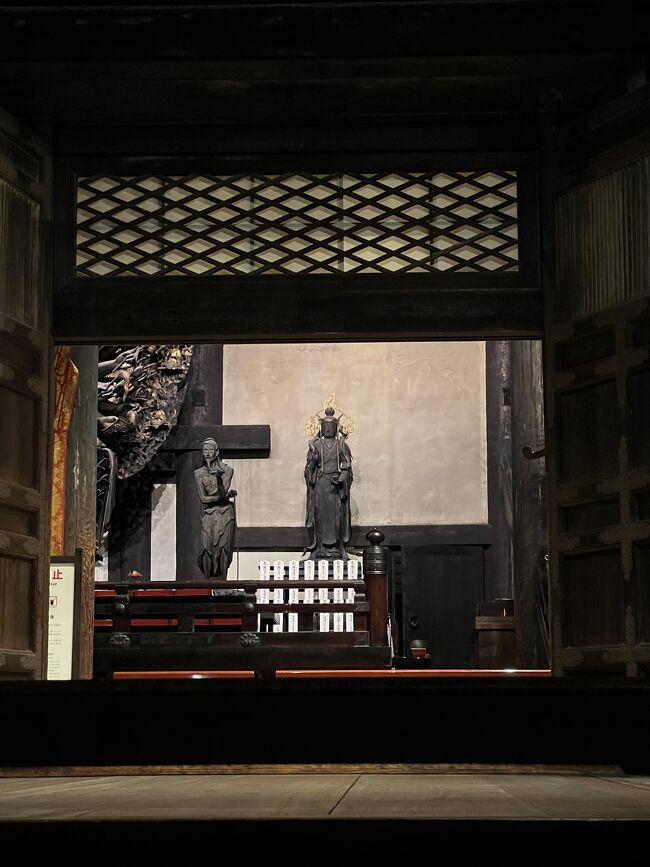 ご本尊の1番大きな像は大き過ぎてフレームに収まらず… 撮影はあきらめました