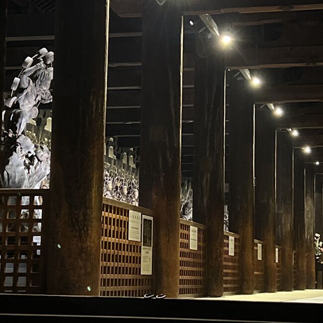 通常の拝観ルートはこの写真の右側の廊下です<br /><br />近くで見たい場合は通常の拝観の方が良いでしょうが、写真は撮れません