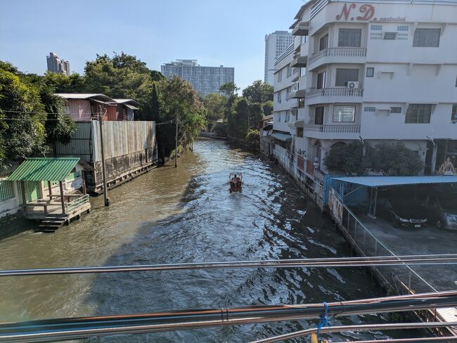またまた歩いて移動<br />川をボートが進みます。以前はこのあたり船で来るのが中心だったようですが、MRTができて着やすくなりました