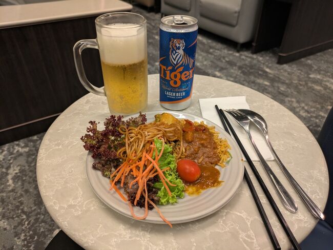 チャンギ空港に到着し、3タミに移動して、クリスフライヤーラウンジで軽くつまんで就寝