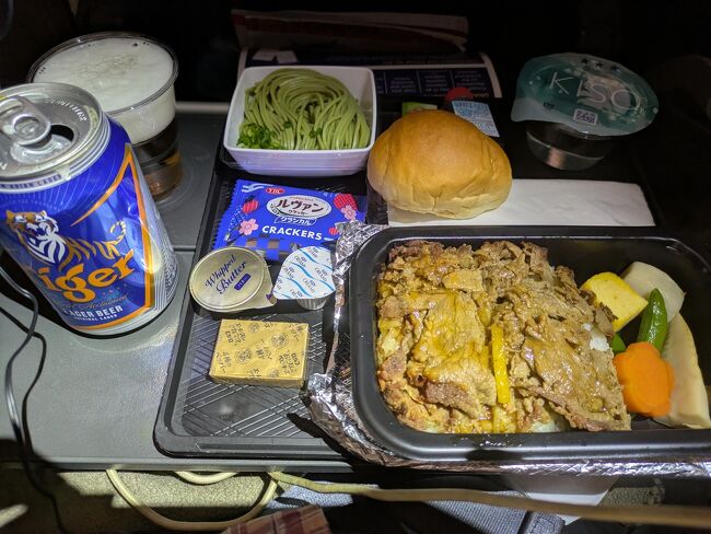 ドリンクは最初に、白ワインを頼んで<br />機内食は、ビーフとケイジャンチキンでビーフをチョイス<br />タイガービールを追加します♪