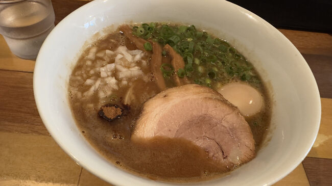 札幌郊外のらーめん佳さん<br />最近の札幌の流行り？<br />豚骨魚粉系醤油　小さいお店ですが行列店です。