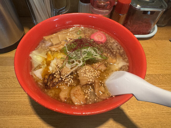こちらは旭川のソールフード系ラーメン<br />名前はホルメン<br />ホルモンラーメンです<br />お弟子さんの多い加藤家本店