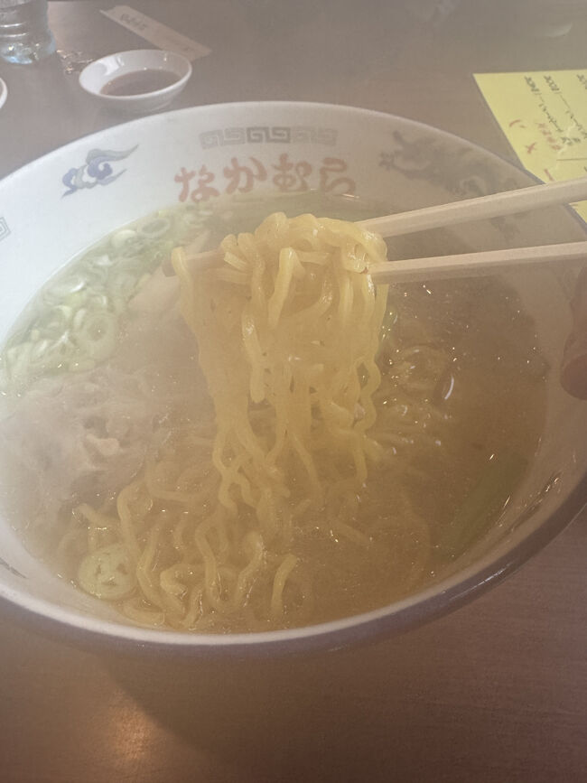 北海道のラーメンはとにかく熱い<br />結構気温の高かった7月半ばでこんな感じ。<br />しっかりと出汁の効いた美味しい塩ラーメンです。