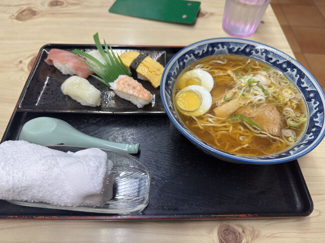 続いて、奈井江駅前にある吉野鮨さん<br />名物ラーメンですが味はふつーの醤油ラーメンです。