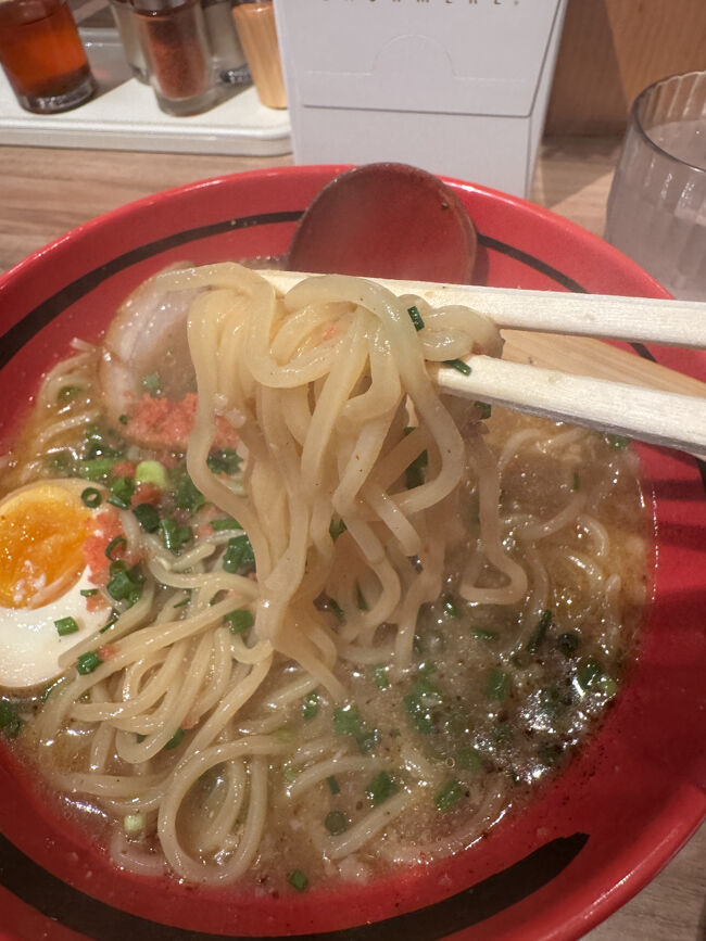 今までは塩をオーダーしていましたが、オーダーミスで味噌が来ました。<br />返すのも面倒だったので食べてみることに、<br />あれれ、これ美味しいわ、次回から味噌だな。<br />味噌ラーメン嫌いなのに、ここの濃厚エビには味噌のスープも会いますね～、、<br /><br />