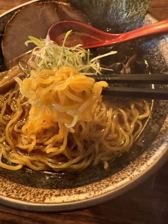 醤油をオーダーしましたが、麺はワシワシ系<br />味噌のお店なのかな。