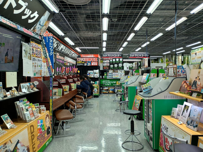 カメラなどの最新の撮影機材に興味あるんだけど、我慢してスルー。訪れたのはこちら。<br /><br />ここで証明写真を撮ってもらう。