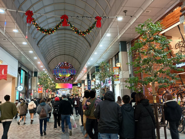 アーケード街を西進してクリスロードを歩く。まだ18時前だというのに凄い人込み。これは師走の週末（土曜日）ということもあるんだろうな。