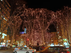 国分町通との交差点。向こう側にも信号待ちをしている歩行者が大勢いる。すでに20時を回っているが、まだまだ人が増えている感じだ。明日は日曜日とあって遅くまで楽しむのだろう。

といっても、土曜日の点灯は22時までだが。