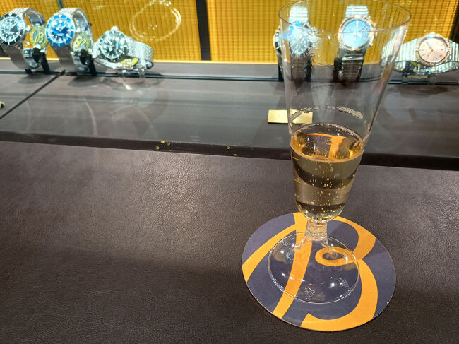 新作や限定の腕時計を見せていただく。試着もしてしまって欲しさ倍増！。ノンアルコールのスパークリングワインを飲みながら時計談議に華を咲かせてしまった。