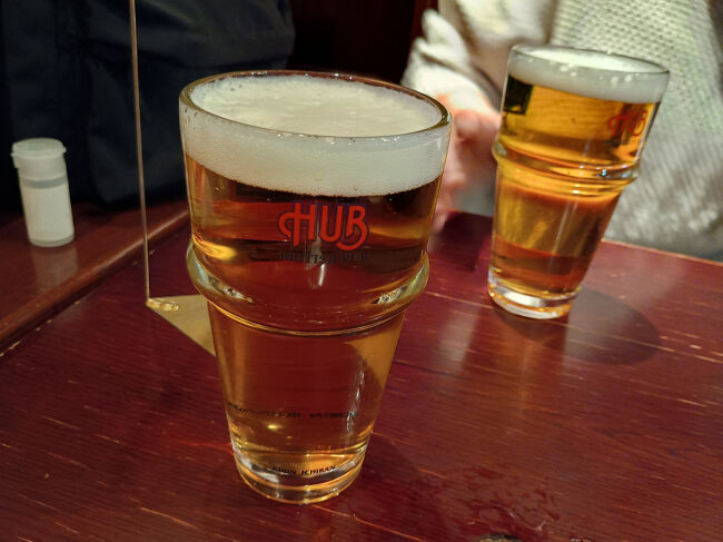 時計店を後にして商店街を北進し、ぶらんどーむ一番町から広瀬通を渡って東一番丁通りへ。その通りにある BRITISH PUB HUB に入店した。<br /><br />HAPPY HOUR にギリギリ間に合ったので生ビールとフードのセットで注文。<br /><br />では「今年もお世話になりました」「乾杯！」。