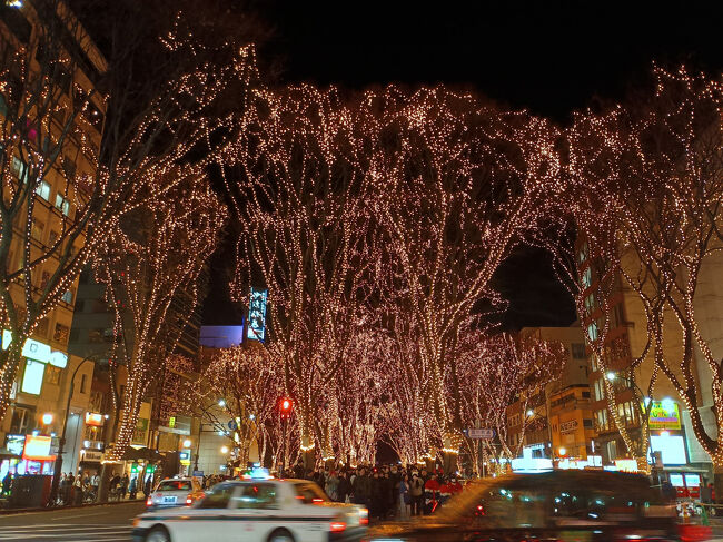 国分町通との交差点。向こう側にも信号待ちをしている歩行者が大勢いる。すでに20時を回っているが、まだまだ人が増えている感じだ。明日は日曜日とあって遅くまで楽しむのだろう。<br /><br />といっても、土曜日の点灯は22時までだが。