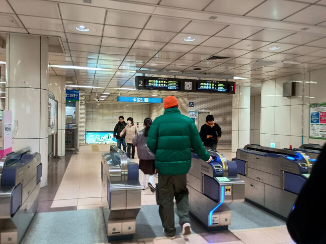 地上とは異なって地下の世界は平和そのもので空いている。ただこれから地下鉄に乗車する人よりも、この駅で下車する人が多くまだまだ地上は賑やかなままになりそうだ。