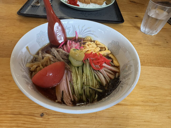 変わったとことで<br />旭川近郊の当麻町<br />麺や 和泉さんで、冷やしラーメン<br />