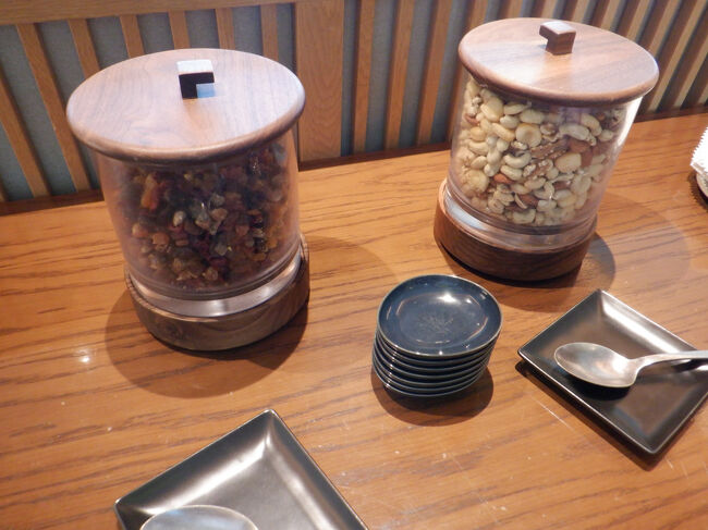 ラウンジを使えるのはホントありがたいです。<br /><br />コンラッドのラウンジもヒルトンのラウンジもほぼ同じという事がわかりました。