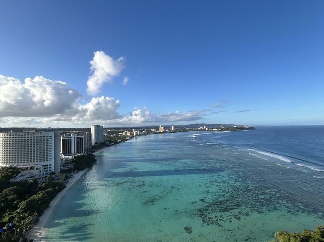 3日目も快晴<br />朝からプールに^_^<br />何年ぶりのプールかな？<br />入らないつもりがあまりの景色が素晴らしく浮かれて泳いでしまいました。<br />とりあえずまだ泳げるみたい^_^<br />プールサイドで満喫したあとお部屋でゆっくり昼寝して、またまたアフタヌーンティーへ<br />少しケーキが変わっていたかなぁ<br />その後再びマイクロネシアモールのROSSでセール狙い現地の人達もクリスマスに向けて爆買いしてたので安かったんだと思います