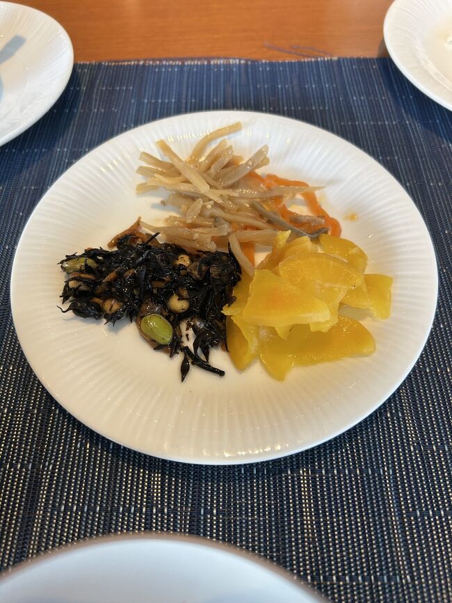 4日目の朝毎日の肉続きにお腹が疲れ<br />朝からヌードルスタンドでうどんプリーズ<br />隣のカウターでいなり寿司ときんぴら，ひじき、沢庵と白ご飯チョイス<br />今日で最後と思うと寂しいけどチェックアウトは12時なのでギリギリまで部屋でくつろぎ～