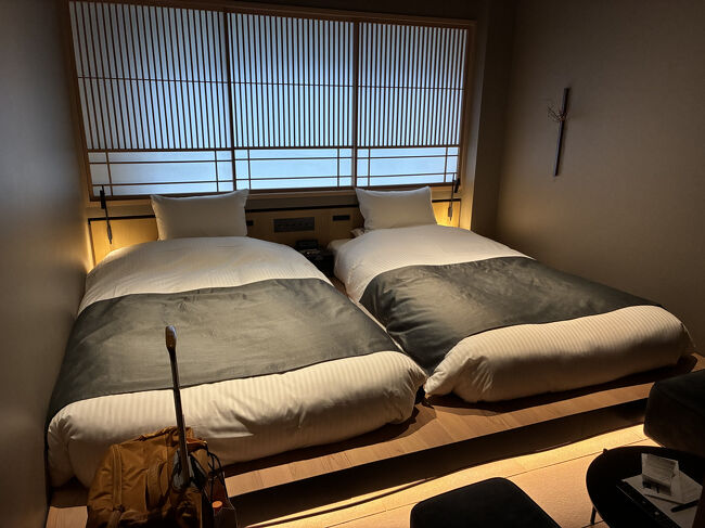 今回の宿泊はこちら。京都駅から少し離れていますが、徒歩圏内です。<br />フリードリンクあり、大浴場ありです。