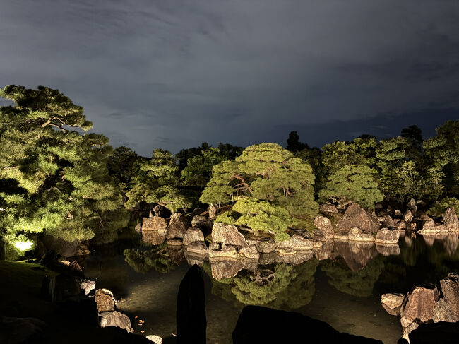 二の丸庭園もライトアップ。