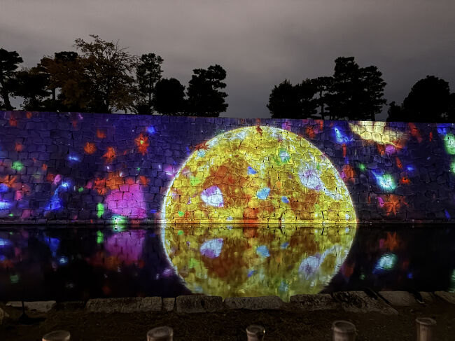 内堀<br />十三夜月華・「水鏡の十三夜」<br />二条城に息づく狩野派の障壁画と、古より愛でられてきた十三夜の月をテーマにした光の演出。お堀に映る月影が広がり、夜空と水面がひとつに溶け合う幻想の景色を描き出します。