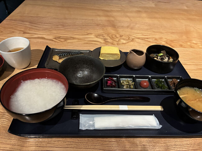 ホテルの朝食。洋食と和食が選べます。こちらは和食。お粥がうれしい。美味しくいただきました。