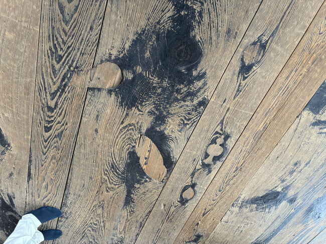 御堂の縁側の傷んだ木材を補強する「埋め木」。色んな形があって職人さんの遊び心が楽しい。